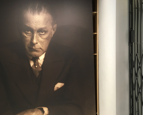 Портрет Адольфа Лооса в его музее, Пльзень