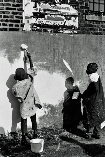Дети белят стену арт-центра «Art & Soul»