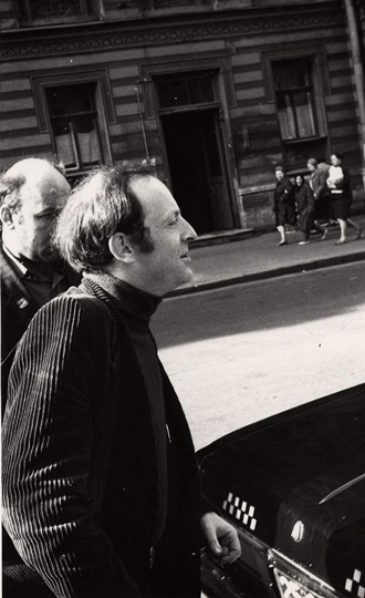Утро 4 июня 1972 года. Иосиф Бродский у своего дома перед посадкой в такси