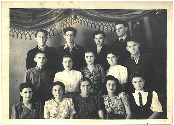 Анатолий Медвецкий (крайний справа во втором ряду), 10-й класс, г. Бердичев, УССР. 1948