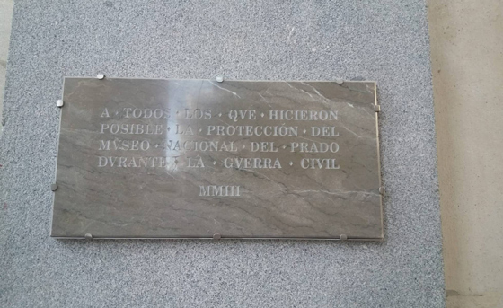«Всем, кто сделал возможным сохранение Национального музея Прадо в годы Гражданской войны». Мемориальная доска, установленная на фасаде музея Прадо в 2003 году