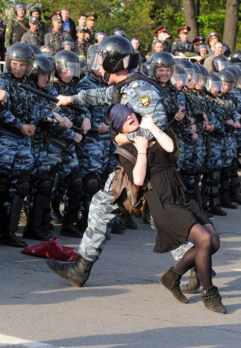 Сотрудник ОМОНа задерживает Александру Духанину на Болотной площади 6 мая 2012 года