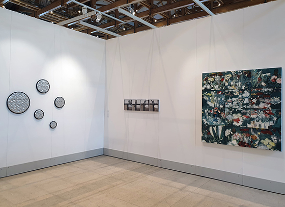 Стенд галереи Фолькера Диля, справа — работы Ольги Чернышовой