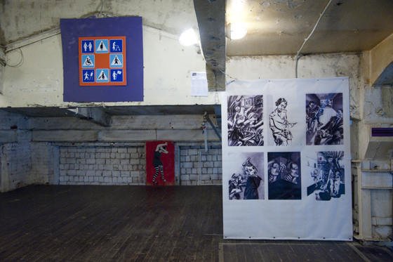 Общий вид экспозиции, справа – серия работ Юлии Резниковой. Вверху – плакат Умной Маши, в глубине – уличный стикер Zoa Art