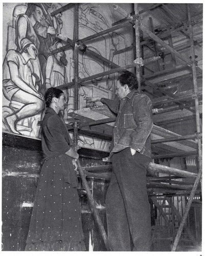 Диего Ривера и Фрида Кало в холле Рокфеллеровского центра. 1933