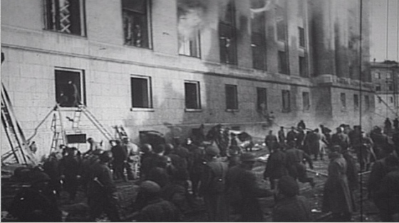 Кадр из фильма «Ленинград». Пожар у Московского вокзала после авианалета. Осень 1941 г.