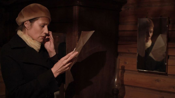 Кадр из фильма «Ленинград». Вера (Наталья Киселева) читает неотправленное письмо. 