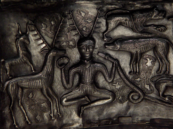 Рогатое божество с котла из Гундеструпа, около I в. до н. э. Национальный музей Дании в Копенгагене
