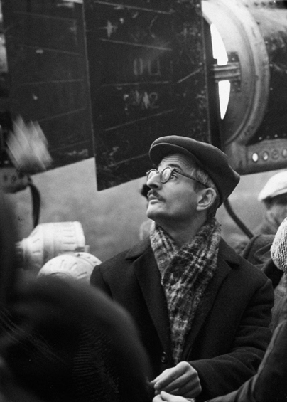 Марлен Хуциев на съемках фильма «Июльский дождь», 1966
