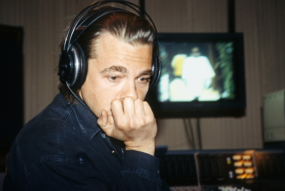 Автор, ведущий, режиссер и продюсер телевизионной программы «Матадор» Константин Эрнст в студии телевидения. 1994