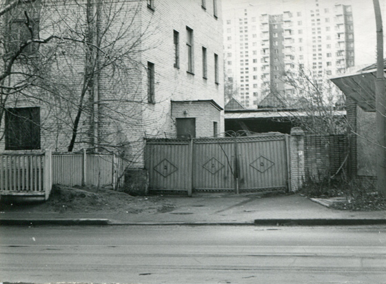 Ворота Мосгорсуда на Каланчевке в день суда над В. Абрамкиным. На заднем плане – крыша гаража, с которой Г. Павловский бросил кирпич