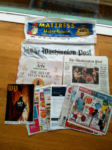 Субботний номер The Washington Post доставляется в двух брендированных рекламой пакетах и набит рекламно-купонными приложениями