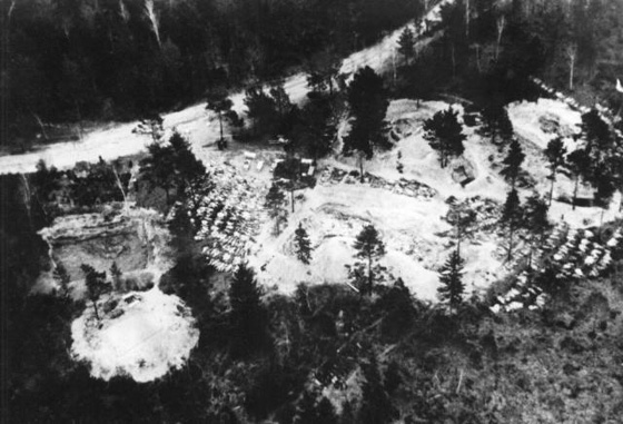 Место в Катынском лесу, где были обнаружены захоронения. Апрель-июнь 1943 г.