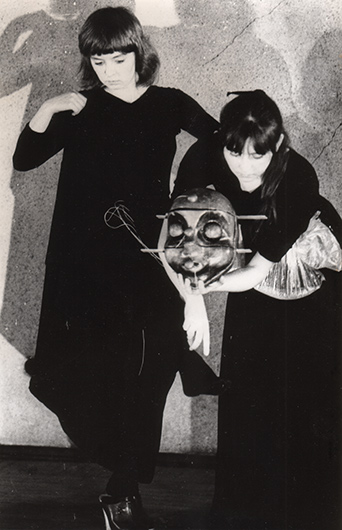 Слева направо – актрисы Е. Вензель и Г. Викулина в  спектакле «Из театральной тишины на языке фарса»