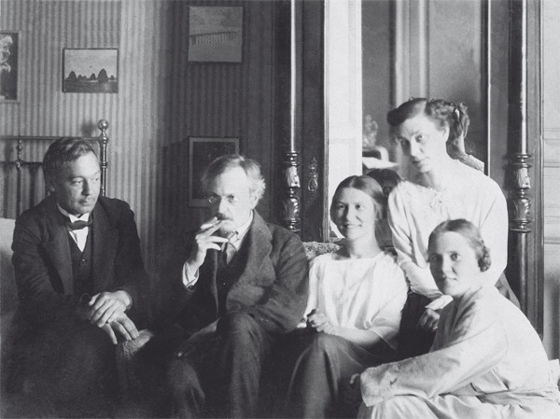 Крайний слева — Б.Н. Делоне, крайняя справа — его жена М.Г. Делоне, в центре — известный математик академик Я.В. Успенский, его жена и сестра (1924)
