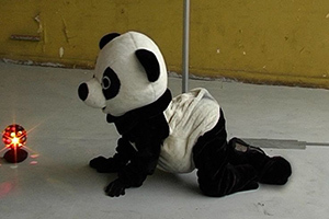 В облезлом помещении стоит шест для стриптиза В облезлом помещении стоит шест для стриптиза