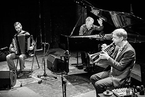 «Ты сыграл ноту — и все, ее не возьмешь назад. Перед тобой напряженный выбор: что сыграть дальше?» «Ты сыграл ноту — и все, ее не возьмешь назад. Перед тобой напряженный выбор: что сыграть дальше?»