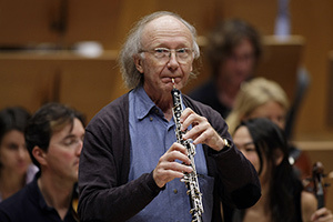 Большой ребенок с гобоем Большой ребенок с гобоем