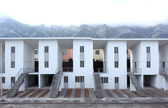 Пример «архитектуры для бедных» Алехандро Аравены: социальное жилье в мексиканском Монтеррее