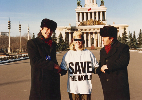 Джоанна с незнакомцами во время первого приезда в СССР