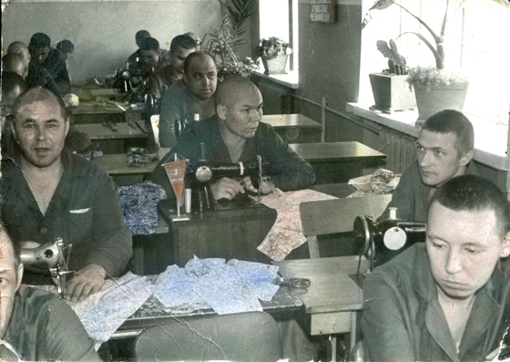 Шестое отделение (швейный цех) Благовещенской спецпсихбольницы. Единственное внутреннее фото СПБ, которое известно (украл со стенгазеты в кабинете врачей перед освобождением),  1983 год