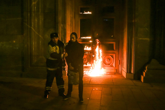 Петр Павленский и полицейский во время акции «Угроза». 2015