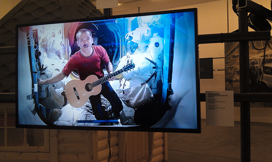 Видео астронавта Крис Хэдфилд в экспозиции Кунстхалле Цюрих