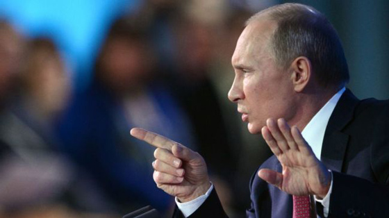 Путин держит речь