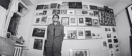 Иосиф Гинзбург в своей квартире. Предварительные квартирные просмотры к  Всесоюзной независимой выставке, весна 1975 г.
