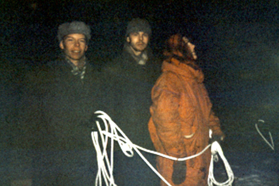 зАиБи (движение «за Анонимное и Бесплатное искусство»). Ночная прогулка по льду Химкинского водохранилища в рамках фестиваля «Три дня независимости». 1–3 марта 1990 г. 