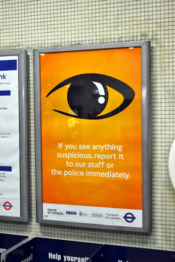 Плакат в лондонском метро: «Если вы видите что-то подозрительное, незамедлительно сообщите работникам полиции или сотрудникам метрополитена»