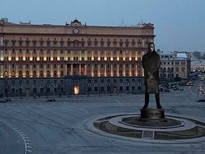 Петр Павленский в образе памятника на Лубянской площади в Москве. Фотомонтаж. (2016)