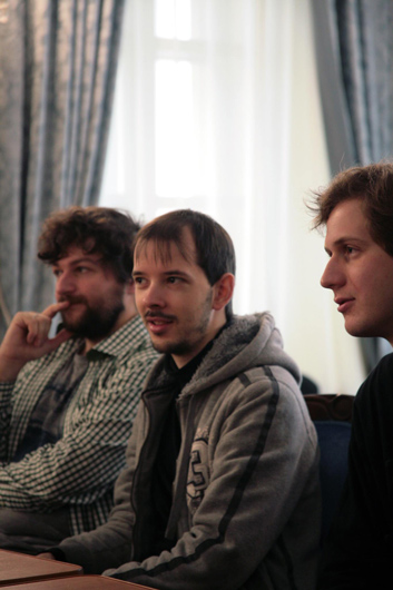 Алексей Наджаров, Александр Хубеев и Владислав Тарнопольский во время дискуссии 