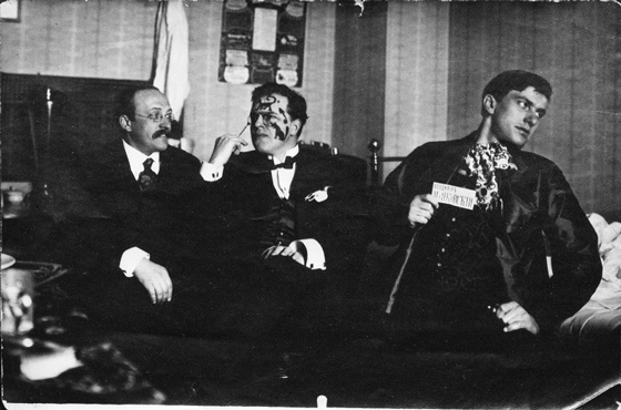 Искусствовед Андрей Шемшурин, художник Давид Бурлюк и поэт Владимир Маяковский, 1913 г.