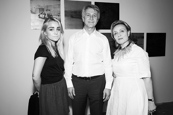 Виктория и Леонид Михельсон и Тереза Мавика на открытии V Московской международной биеннале молодого искусства