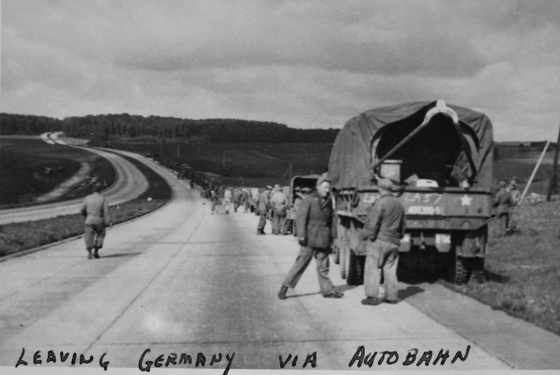 Американские военные на немецком автобане в 1945