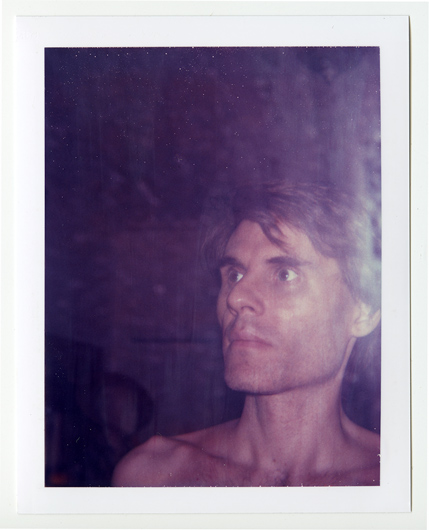 Автопортрет, снят на Polaroid
