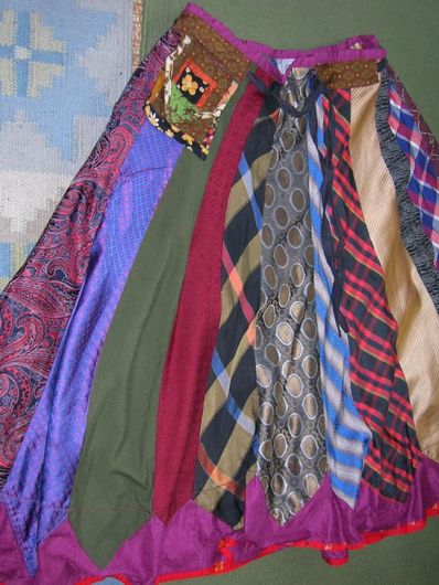 Женская юбка, сшитая из мужских галстуков. Выполнена В. Теплышевым (Дзен-Баптистом) как реплика хипповской одежды начала 1970-х годов, из собрания Т. Теплышевой