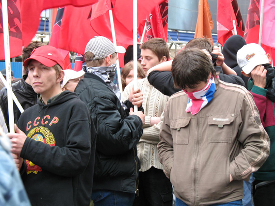 Политические активисты левой направленности: советская символика, британский флаг как повязка, камуфляж, закрывание лиц. Первомайская демонстрация 2006 года