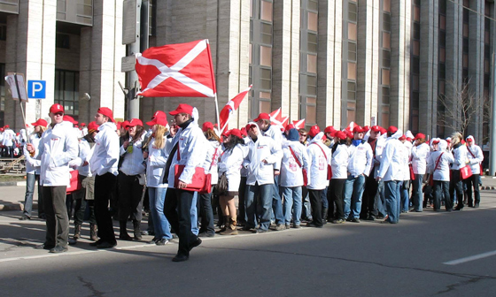 Оппозиционеры-радикалы позиционируют себя с помощью темных цветов, участники провластных движений – с помощью светлых: активисты НБП и движения «Наши», 2007 год