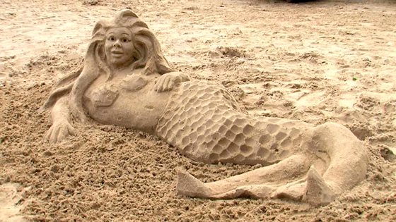 Как создать русалку из песка (видео)