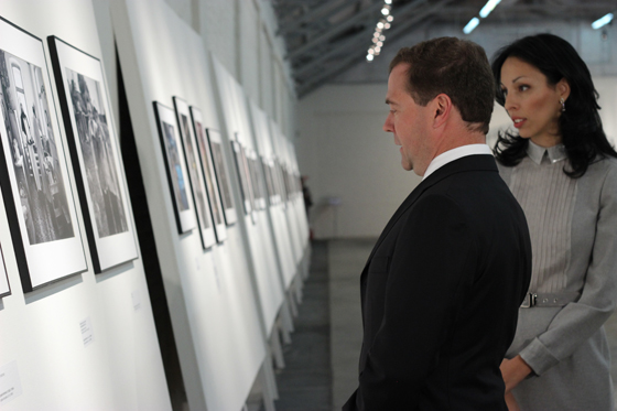 Дмитрий Медведев и Софья Троценко на выставке «Best of Russia». 2013