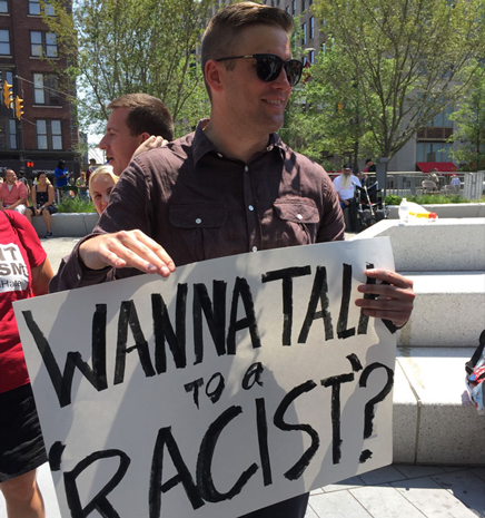 Ричард Спенсер с плакатом «Хочешь поговорить с расистом?»