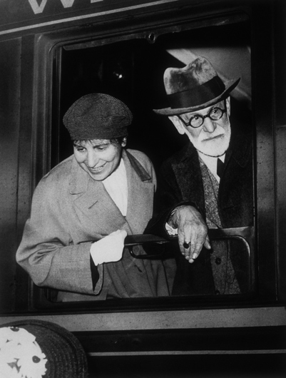 Зигмунд Фрейд с дочерью Анной бежит от нацистов из Австрии в Лондон в 1938 году