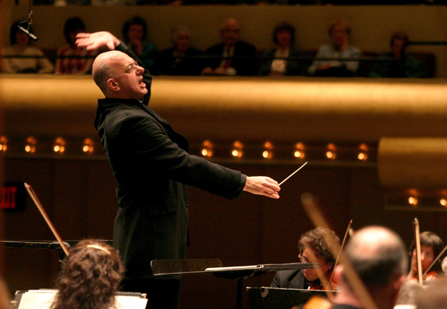 Леон Ботстайн дирижирует Американским симфоническим оркестром, Sosnoff Theater