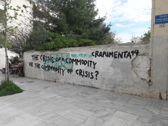 Граффити против международного проекта: «Кризис потребления или потребление кризиса?», а к названию выставки (Documenta-14) добавлено слово crap (мусор), получилась Crapumenta-14