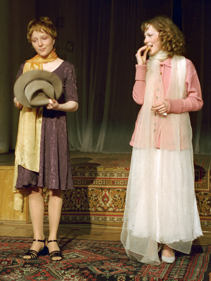 Актрисы Ксения и Полина Кутеповы в сцене из спектакля «Таня-Таня» режиссера Петра Фоменко, 1997