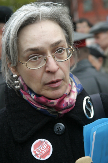 Анна Политковская на митинге против войны в Чечне, 2004