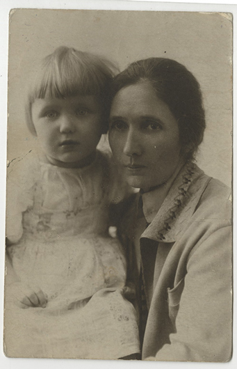 Ирина Корнилова с М. Т. Берггольц (бабушкой). 1929–1930