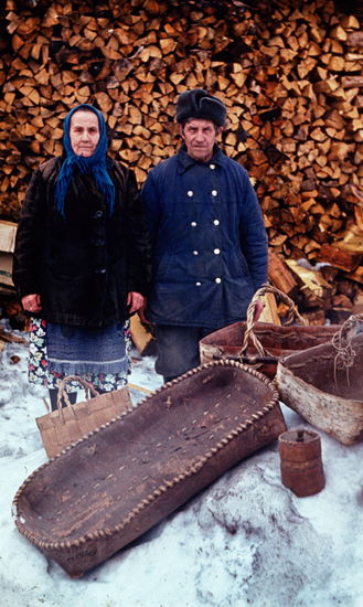 Яков Мельников с женой во дворе дома. Село Карпогоры, Пинежье, 80-е гг.